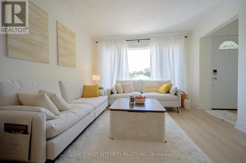106 Beland Avenue N, Hamilton, ON - Indoor Photo Showing Living Room