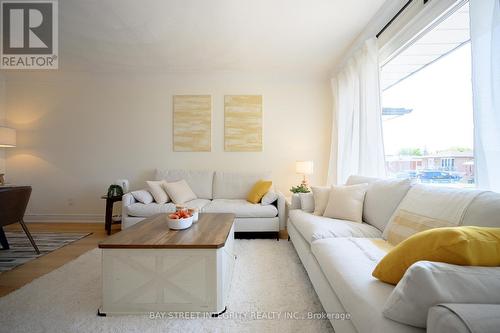 106 Beland Avenue N, Hamilton, ON - Indoor Photo Showing Living Room