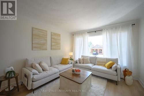 106 Beland Avenue N, Hamilton, ON - Indoor Photo Showing Living Room