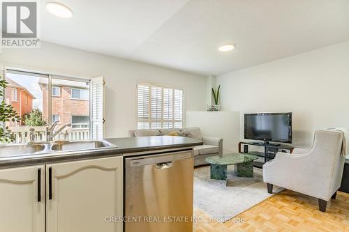5971 Stonebriar Crescent, Mississauga, ON - Indoor Photo Showing Kitchen With Double Sink
