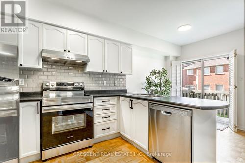 5971 Stonebriar Crescent, Mississauga, ON - Indoor Photo Showing Kitchen With Stainless Steel Kitchen With Double Sink With Upgraded Kitchen