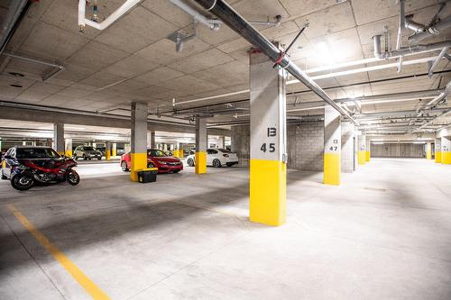Garage - 112-2030 Rue Lucien-Thimens, Montréal (Saint-Laurent), QC - Indoor Photo Showing Garage