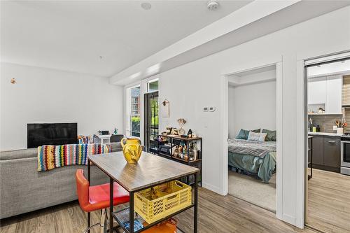 116-1775 Chapman Place, Kelowna, BC - Indoor Photo Showing Living Room