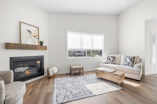 9-405 Canyon Street, Creston, BC - Indoor Photo Showing Living Room With Fireplace