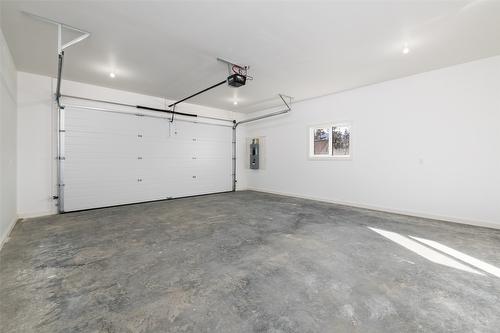 9-405 Canyon Street, Creston, BC - Indoor Photo Showing Garage