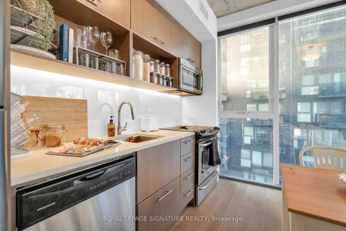 719-32 Trolley Crescent, Toronto, ON - Indoor Photo Showing Kitchen With Upgraded Kitchen