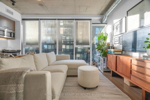 719-32 Trolley Crescent, Toronto, ON - Indoor Photo Showing Living Room