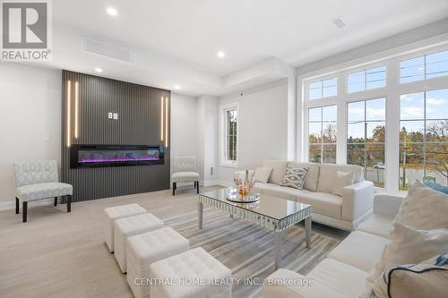 2950 Elgin Mills Road E, Markham, ON - Indoor Photo Showing Living Room