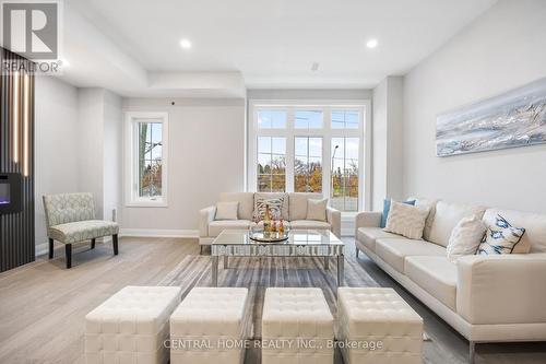2950 Elgin Mills Road E, Markham, ON - Indoor Photo Showing Living Room