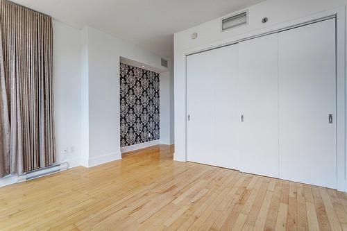 Primary bedroom - 304-370 Rue St-André, Montréal (Ville-Marie), QC - Indoor Photo Showing Other Room