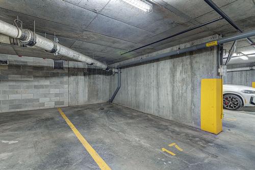 Garage - 304-370 Rue St-André, Montréal (Ville-Marie), QC - Indoor Photo Showing Garage