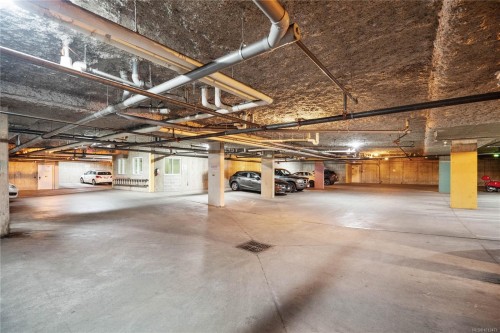 311-827 North Park St, Victoria, BC - Indoor Photo Showing Garage