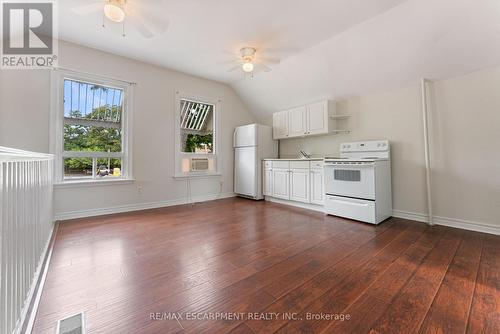 208 East Avenue N, Hamilton, ON - Indoor Photo Showing Kitchen