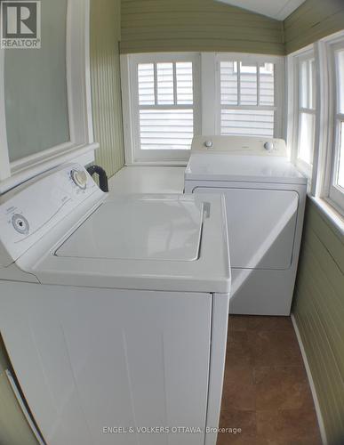 989 Bakervale Drive, Ottawa, ON - Indoor Photo Showing Laundry Room