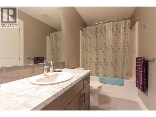 3905 16Th Avenue, Castlegar, BC - Indoor Photo Showing Bathroom