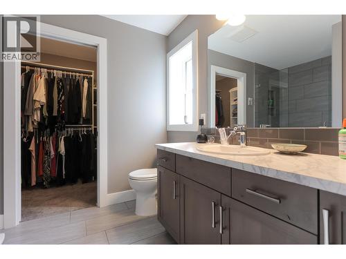 3905 16Th Avenue, Castlegar, BC - Indoor Photo Showing Bathroom