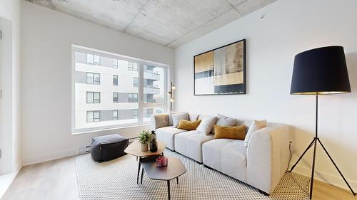 Salon - 511-9290 Av. Dubuisson, Montréal (Mercier/Hochelaga-Maisonneuve), QC - Indoor