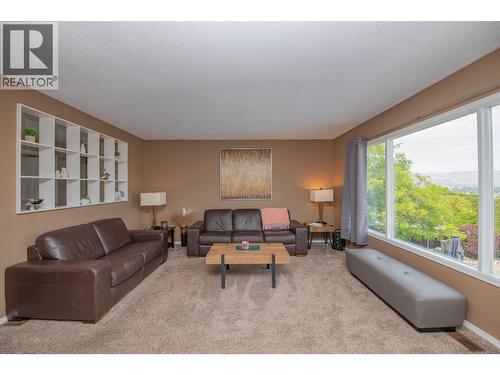161 Cranberry Lane, Vernon, BC - Indoor Photo Showing Living Room