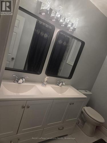 4 piece bathroom with double sinks - 6042 Highway 9 Highway, Caledon (Mono Mills), ON - Indoor Photo Showing Bathroom