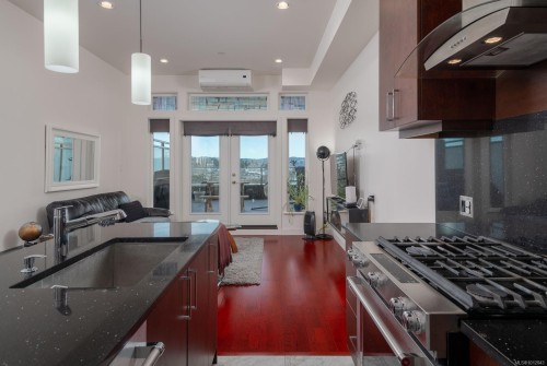303-10 Chapel St, Nanaimo, BC - Indoor Photo Showing Kitchen With Upgraded Kitchen