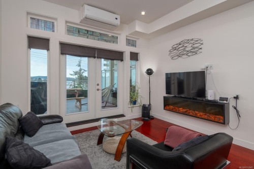303-10 Chapel St, Nanaimo, BC - Indoor Photo Showing Living Room