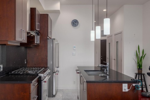 303-10 Chapel St, Nanaimo, BC - Indoor Photo Showing Kitchen