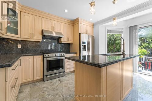 7090 Terragar Boulevard, Mississauga, ON - Indoor Photo Showing Kitchen With Upgraded Kitchen