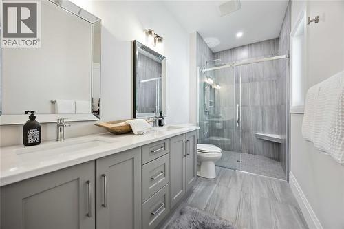 237 Nicholas Street, Sarnia, ON - Indoor Photo Showing Bathroom