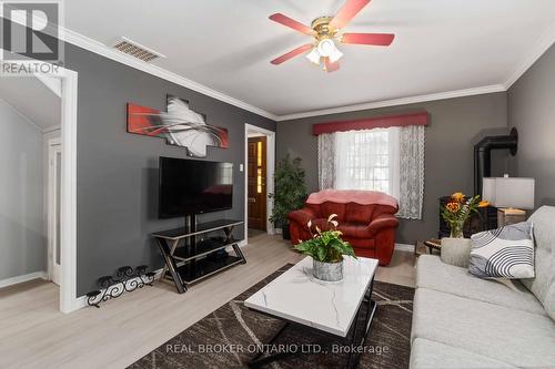 20 Roosevelt Drive, Smiths Falls, ON - Indoor Photo Showing Living Room