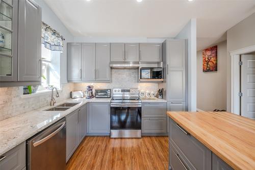 6865 Mountainview Drive, Oliver, BC - Indoor Photo Showing Kitchen With Double Sink