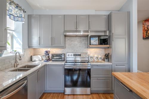 6865 Mountainview Drive, Oliver, BC - Indoor Photo Showing Kitchen With Double Sink