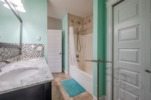 6865 Mountainview Drive, Oliver, BC - Indoor Photo Showing Bathroom