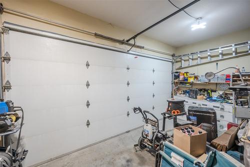 6865 Mountainview Drive, Oliver, BC - Indoor Photo Showing Garage
