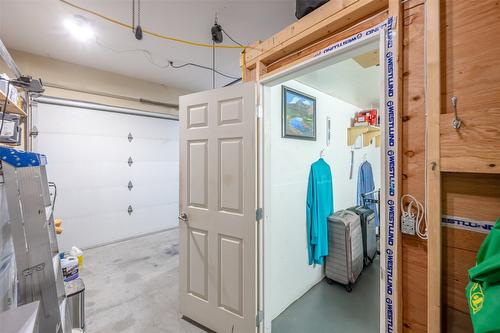 6865 Mountainview Drive, Oliver, BC - Indoor Photo Showing Garage