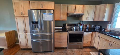 64 100Th Avenue, Kimberley, BC - Indoor Photo Showing Kitchen