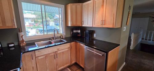 64 100Th Avenue, Kimberley, BC - Indoor Photo Showing Kitchen