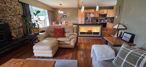 64 100Th Avenue, Kimberley, BC - Indoor Photo Showing Living Room With Fireplace
