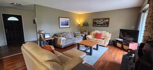 64 100Th Avenue, Kimberley, BC - Indoor Photo Showing Living Room