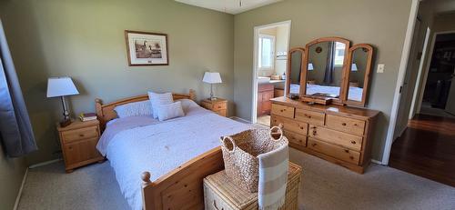 64 100Th Avenue, Kimberley, BC - Indoor Photo Showing Bedroom