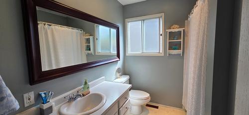64 100Th Avenue, Kimberley, BC - Indoor Photo Showing Bathroom