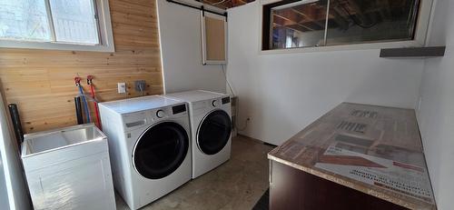 64 100Th Avenue, Kimberley, BC - Indoor Photo Showing Laundry Room