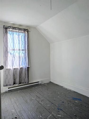 70 Second Avenue, Benito, MB - Indoor Photo Showing Other Room