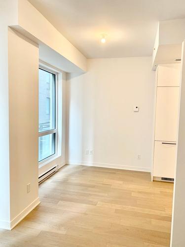 Salon - 809-1160 Rue Mackay, Montréal (Ville-Marie), QC 