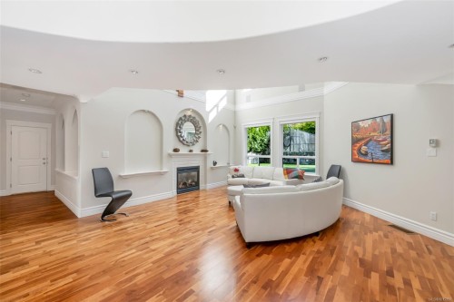 4668 Cordova Bay Rd, Saanich, BC 