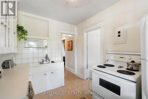 55 Balsam Avenue S, Hamilton, ON - Indoor Photo Showing Kitchen