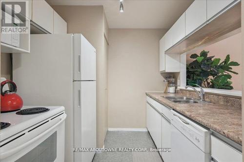 921 - 1450 Glen Abbey Gate, Oakville, ON - Indoor Photo Showing Kitchen With Double Sink