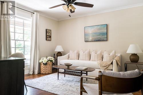 1577 Old Spar Court, Mississauga, ON - Indoor Photo Showing Living Room
