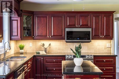 1577 Old Spar Court, Mississauga, ON - Indoor Photo Showing Kitchen With Double Sink With Upgraded Kitchen