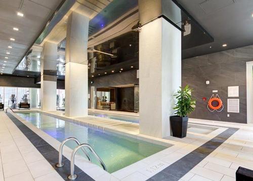 Piscine - 1705-1020 Rue De La Montagne, Montréal (Ville-Marie), QC - Indoor Photo Showing Other Room With In Ground Pool