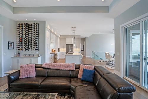 5697 Jasper Way, Kelowna, BC - Indoor Photo Showing Living Room